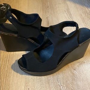 Vera Wang Wedges